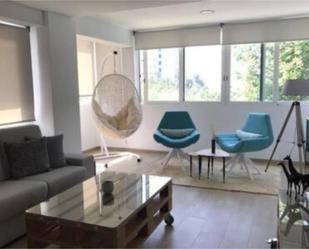 Sala d'estar de Apartament de lloguer en Benidorm amb Aire condicionat i Balcó