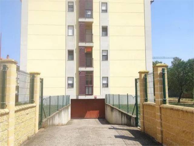 Garaje en Alquiler en Calle Capilote en Trobajo del Camino