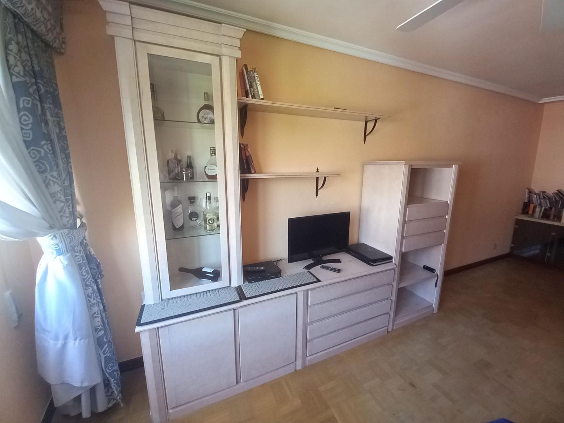 Sala d'estar de Pis en venda en Miranda de Ebro amb Calefacció, Parquet i Traster