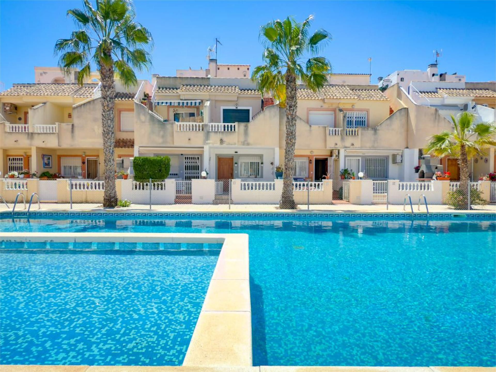 Vista exterior de Pis en venda en Guardamar del Segura amb Aire condicionat, Terrassa i Piscina