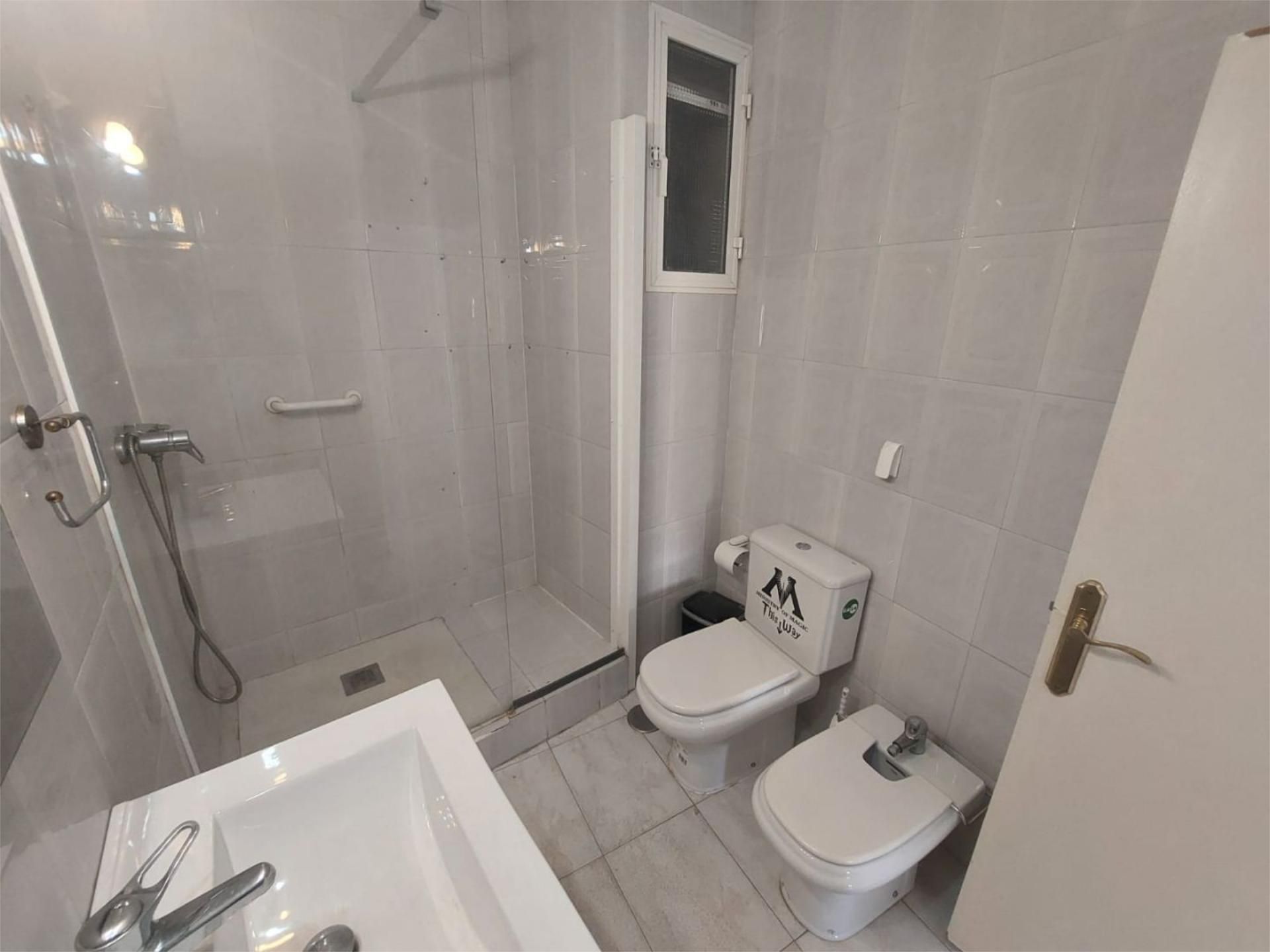 Bany de Pis en venda en  Sevilla Capital amb Aire condicionat i Balcó