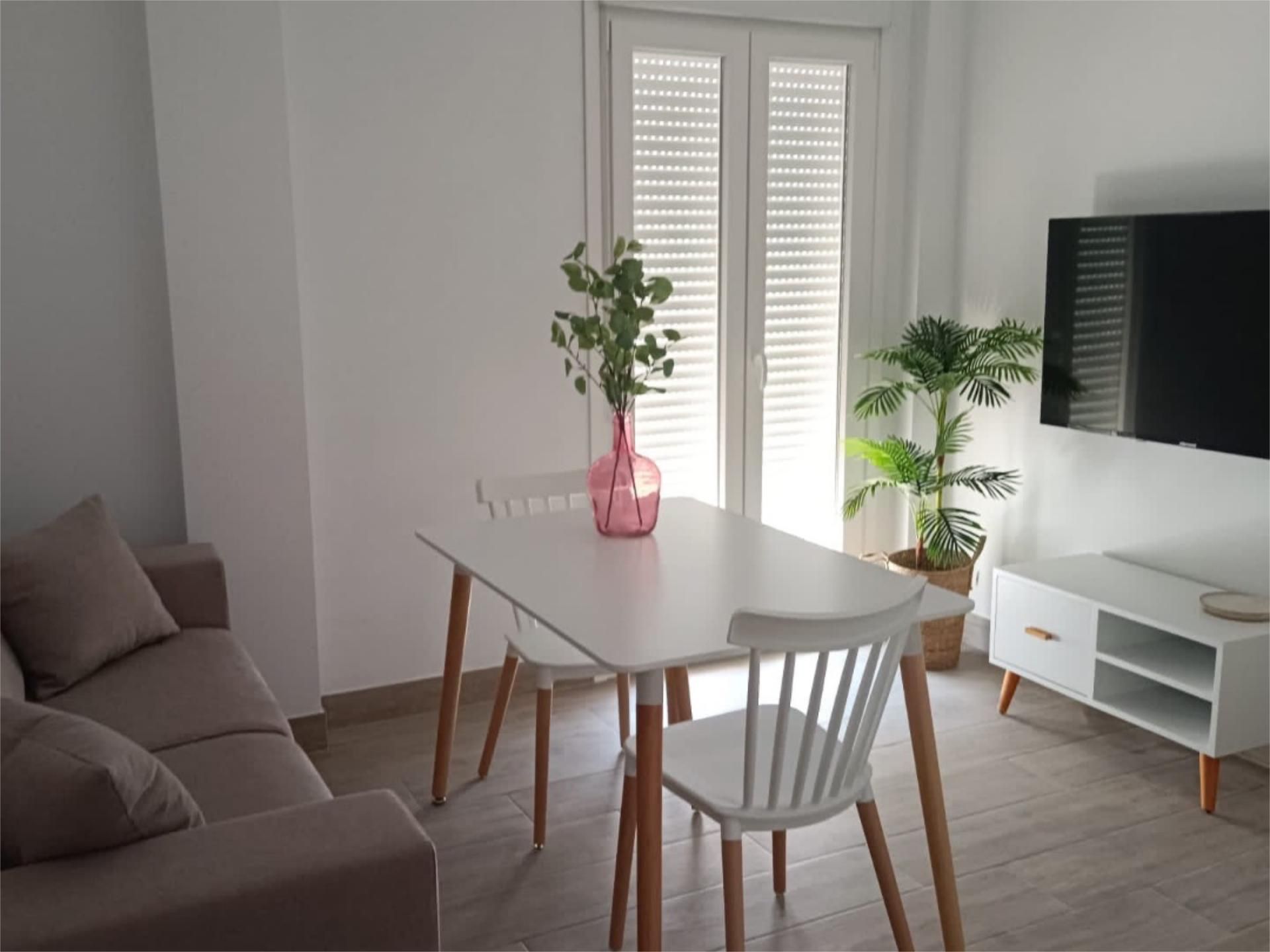 Menjador de Apartament de lloguer en Guadalcanal amb Aire condicionat, Terrassa i Moblat