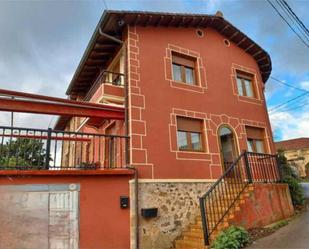 Vista exterior de Casa adosada en venda en Medio Cudeyo amb Terrassa