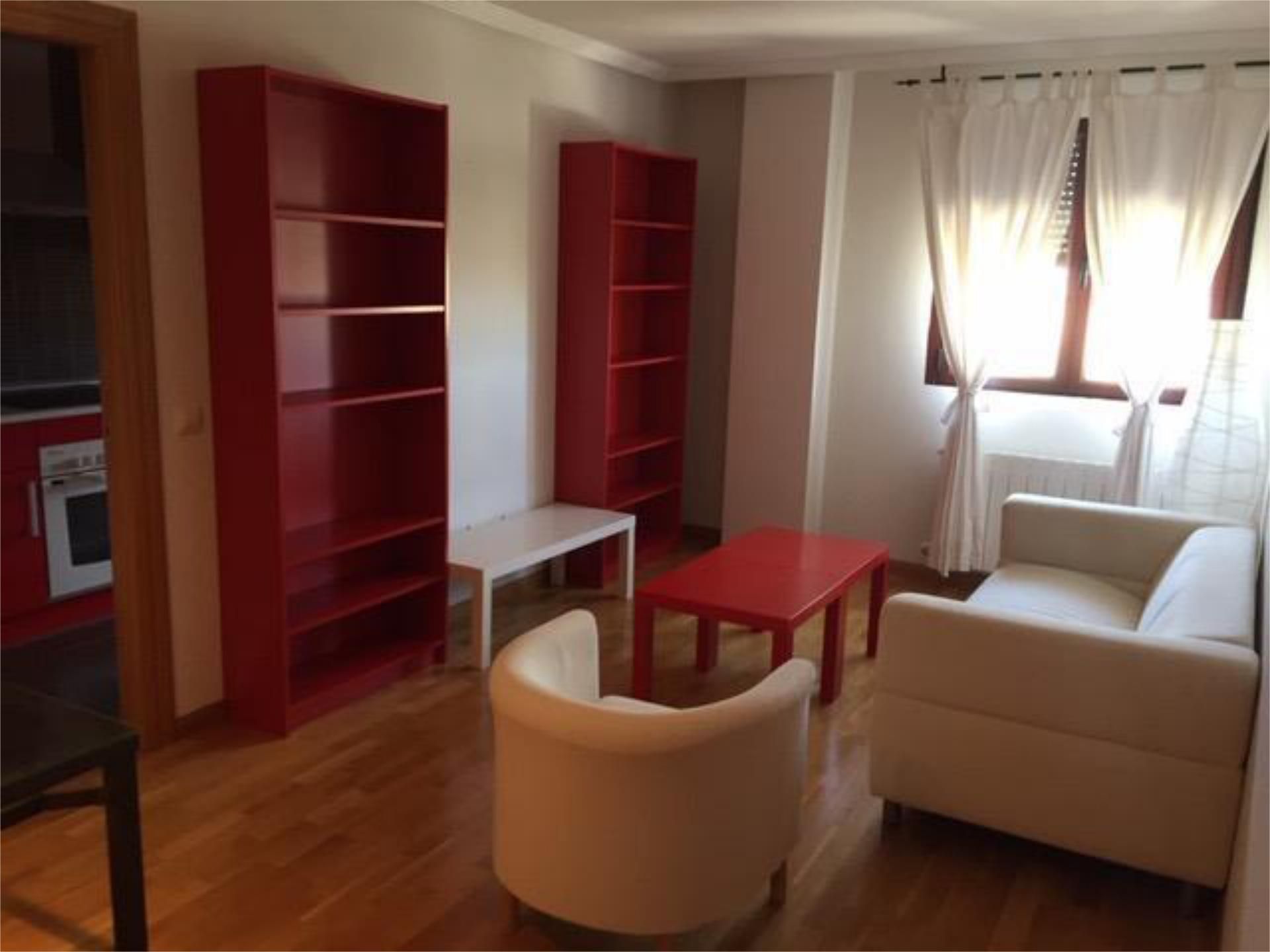 Sala d'estar de Apartament en venda en Ávila Capital amb Calefacció, Jardí privat i Terrassa