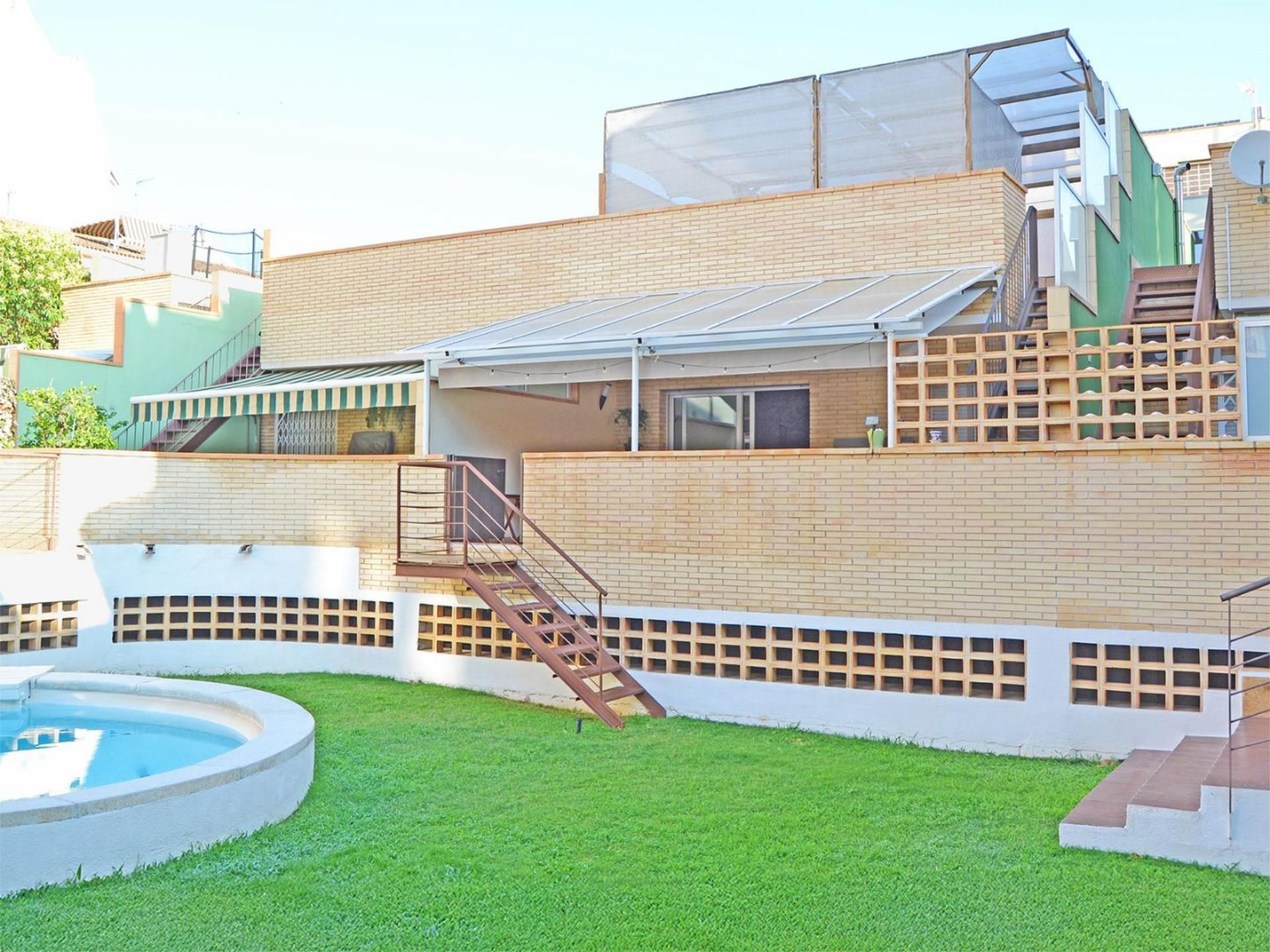 Vista exterior de Casa adosada en venda en Gavà amb Aire condicionat, Terrassa i Piscina