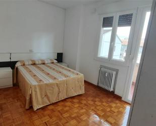 Dormitori de Pis de lloguer en Ourense Capital  amb Calefacció, Parquet i Traster