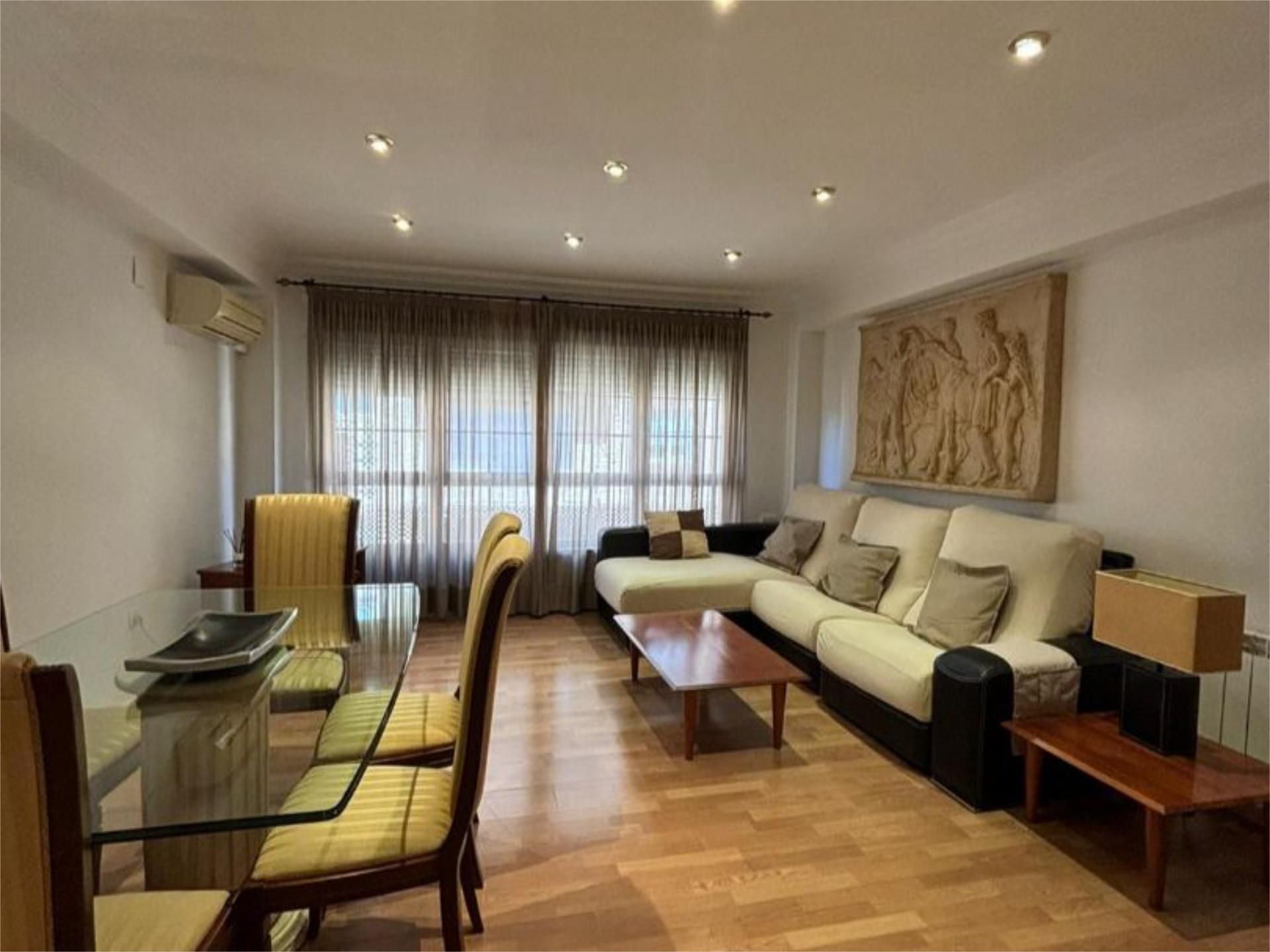 Living room of Flat to rent in  Granada Capital  with Air Conditioner, Heating and Parquet flooring