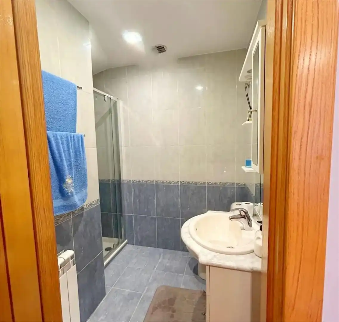 Badezimmer von Wohnung zur Miete in  Valencia Capital mit Klimaanlage und Balkon