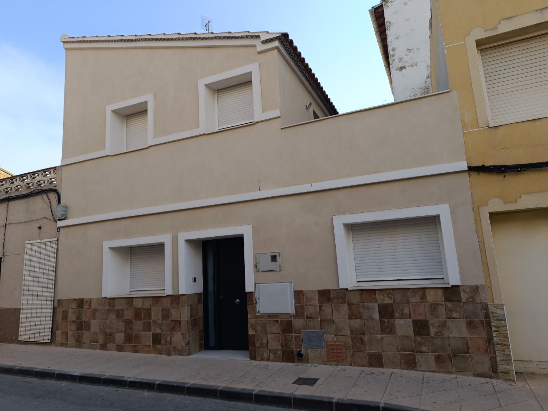 Vista exterior de Casa adosada en venda en El Pinós / Pinoso amb Calefacció, Parquet i Terrassa