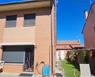Exterior view of House or chalet for sale in Garrafe de Torío  with Heating, Private garden and Parquet flooring