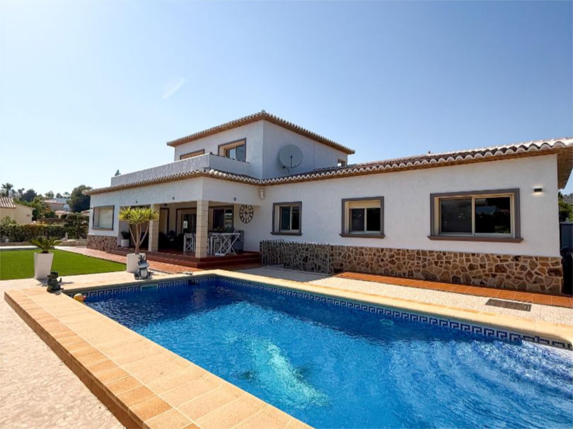 Swimming pool of House or chalet for sale in Calpe / Calp  with Air Conditioner, Heating and Private garden