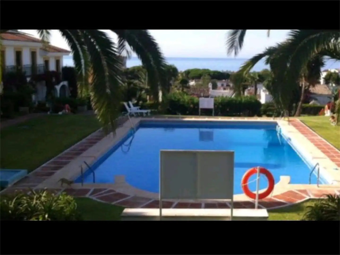 Schwimmbecken von Einfamilien-Reihenhaus zum Verkauf in Mijas mit Klimaanlage, Terrasse und Schwimmbad