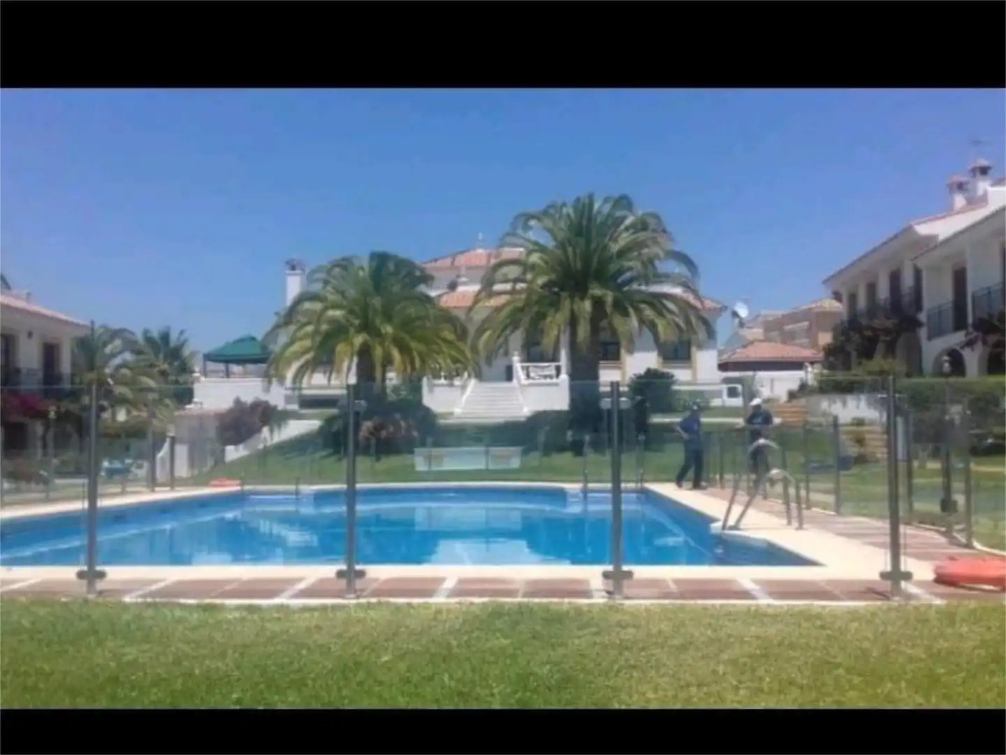 Schwimmbecken von Einfamilien-Reihenhaus zum Verkauf in Mijas mit Klimaanlage, Terrasse und Schwimmbad