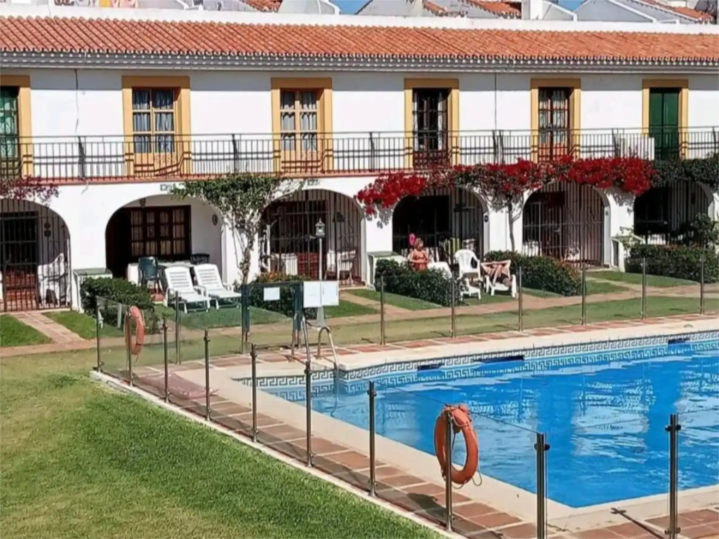 Schwimmbecken von Einfamilien-Reihenhaus zum Verkauf in Mijas mit Klimaanlage, Terrasse und Schwimmbad