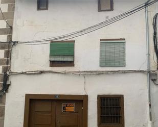 Vista exterior de Casa adosada en venda en Hervás amb Balcó