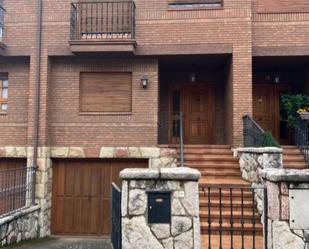 Vista exterior de Casa o xalet en venda en San Andrés del Rabanedo amb Terrassa, Piscina i Balcó