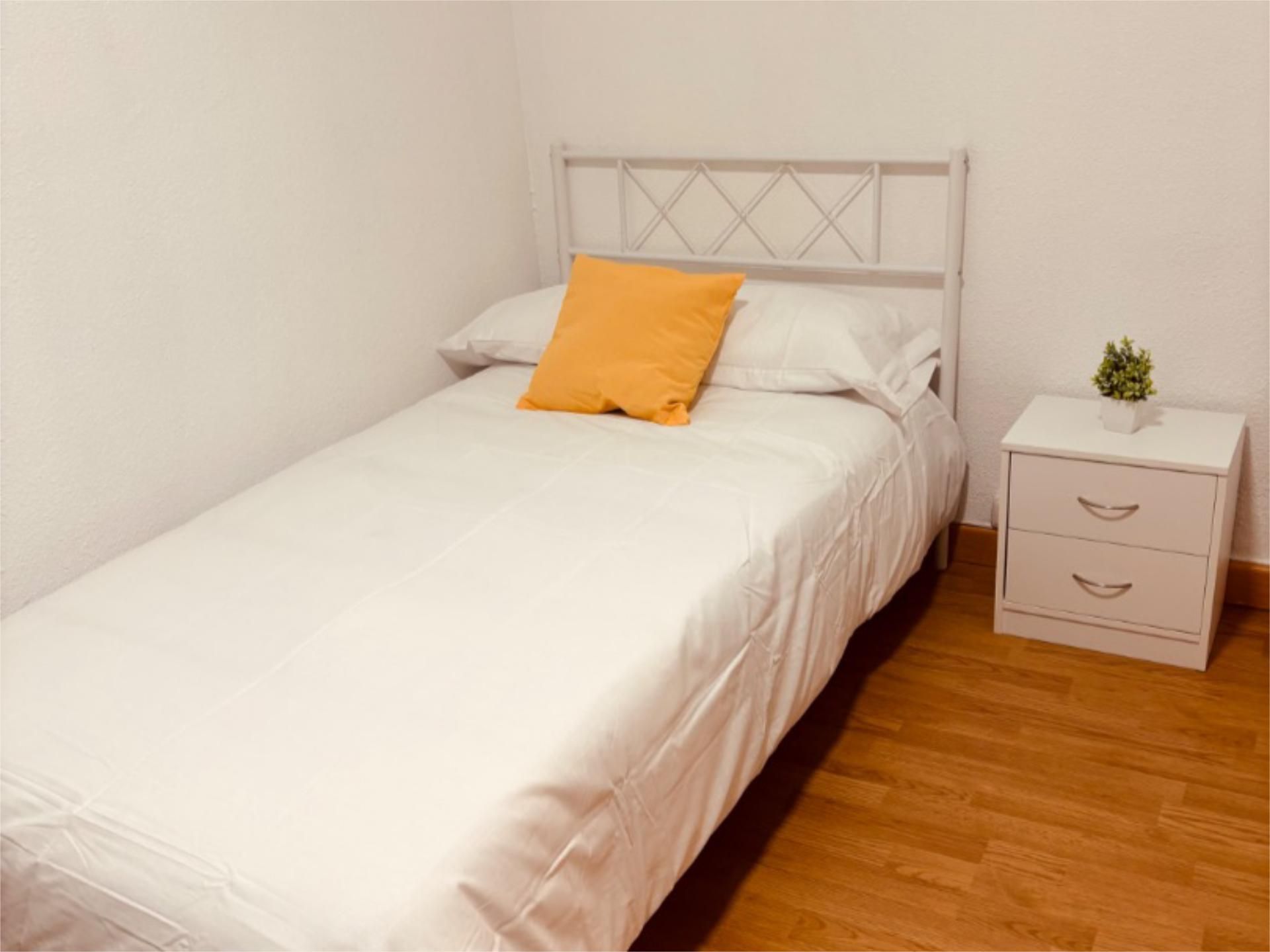 Bedroom of Flat to share in Ávila Capital  with Heating, Parquet flooring and Furnished