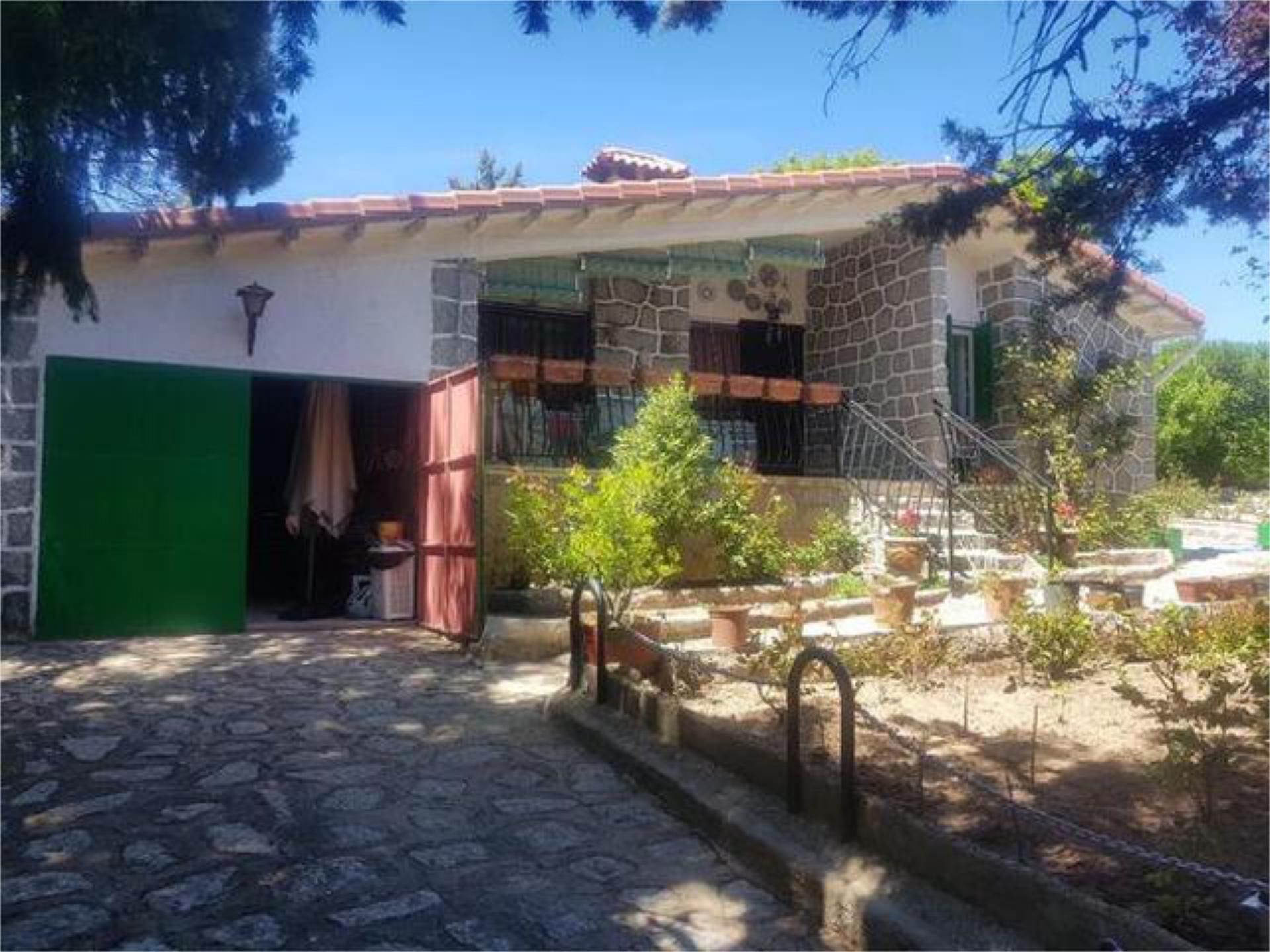 Vista exterior de Casa adosada en venda en Herradón de Pinares amb Jardí privat i Terrassa