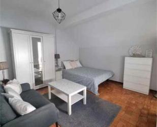 Dormitori de Apartament de lloguer en Oviedo  amb Moblat
