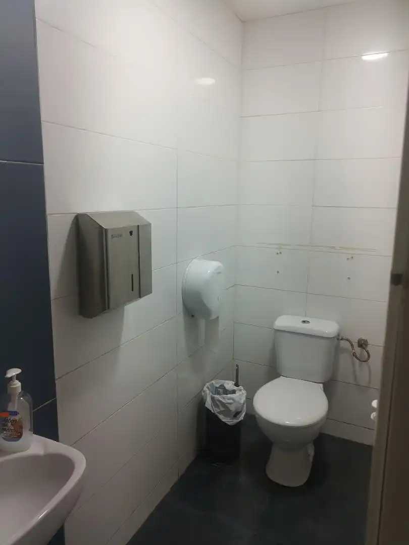 Baño de Local en traspaso en Villanueva del Trabuco con Aire acondicionado y Calefacción