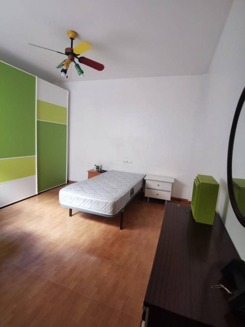 Dormitori de Casa adosada per a compartir en  Almería Capital amb Parquet, Traster i Moblat