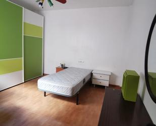 Dormitori de Casa adosada per a compartir en  Almería Capital amb Parquet, Traster i Moblat