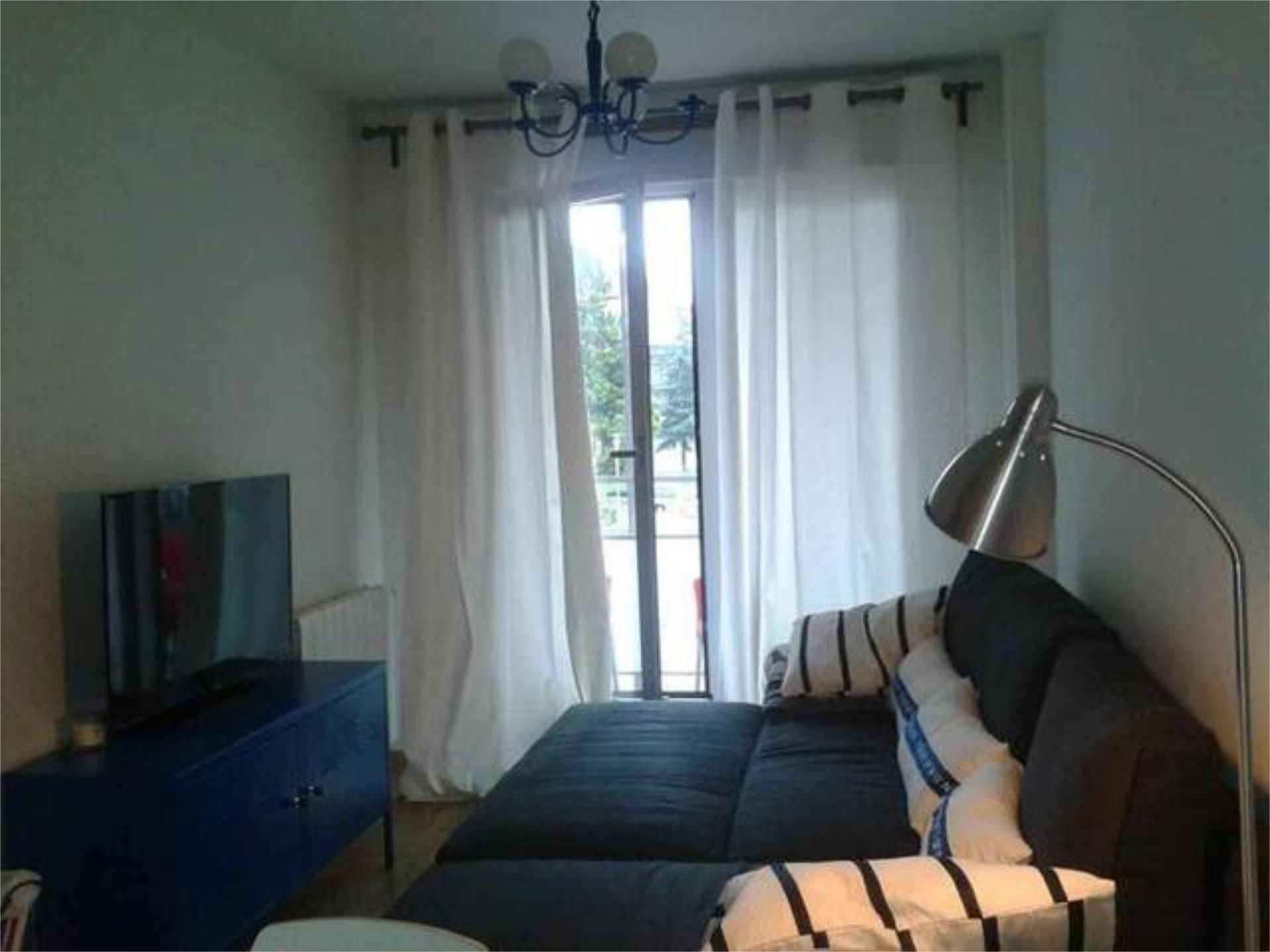 Dormitori de Apartament de lloguer en Pontevedra Capital  amb Calefacció, Terrassa i Traster
