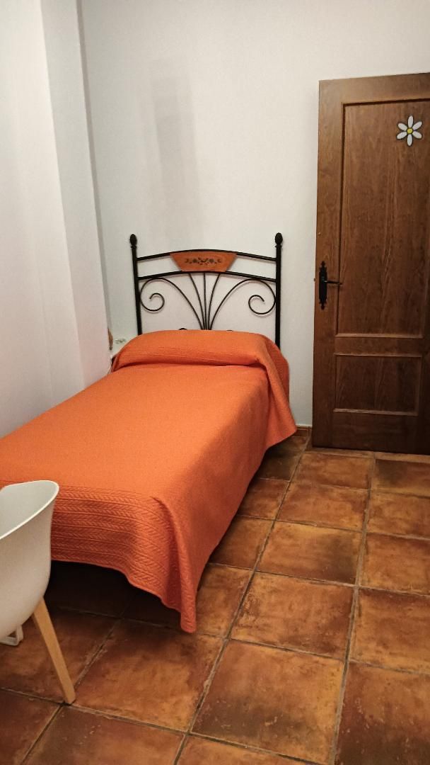 Dormitori de Pis per a compartir en Dos Hermanas amb Aire condicionat, Jardí privat i Moblat