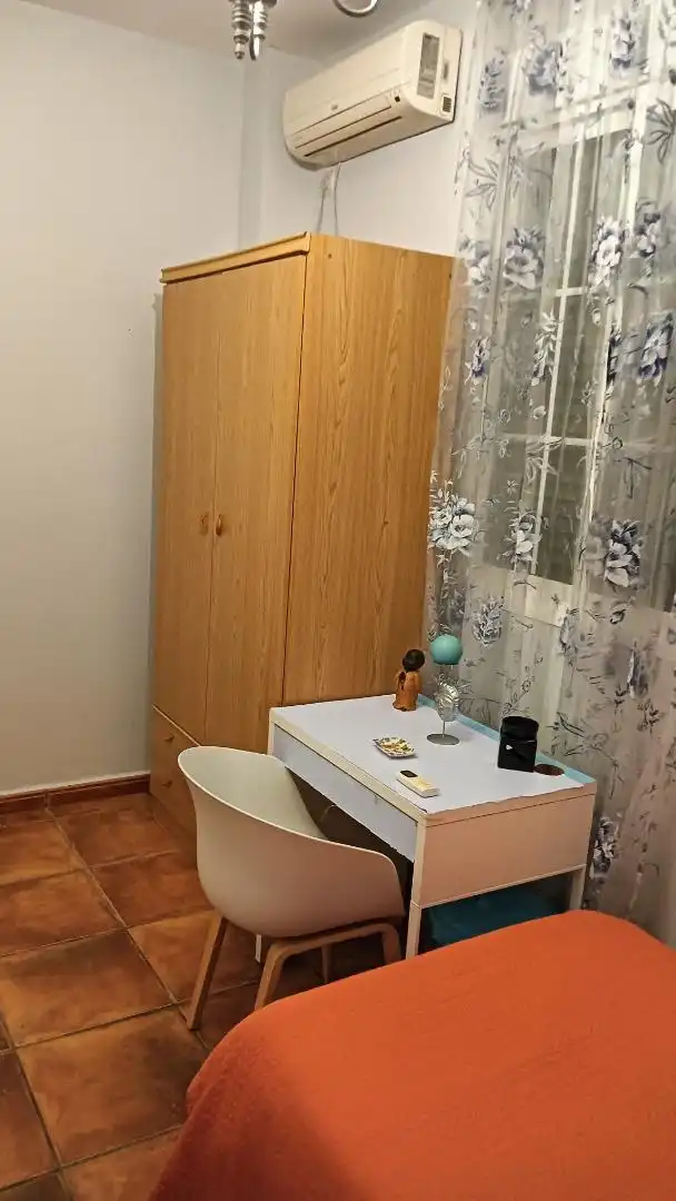 Room in Calle San Federico Echajui, 43, Entrenúcleos Bedroom of Flat for share in Dos Hermanas with Air Conditioner, Private garden and Furnished