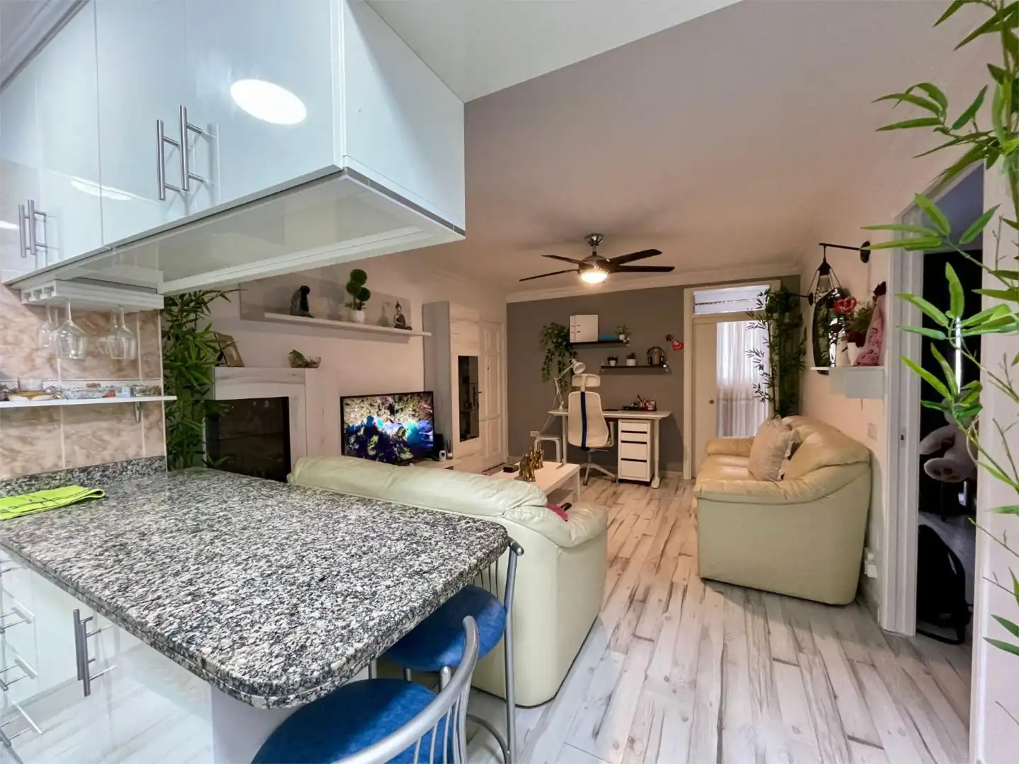 Wohnung zur Miete in Calle de Cólogan, 6, Zona Martiánez Wohnzimmer von Wohnung zur Miete in Puerto de la Cruz mit Parkett, Terrasse und Möbliert