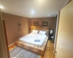 Bedroom of Flat to share in Vigo   with Parquet flooring, Terrace and Furnished