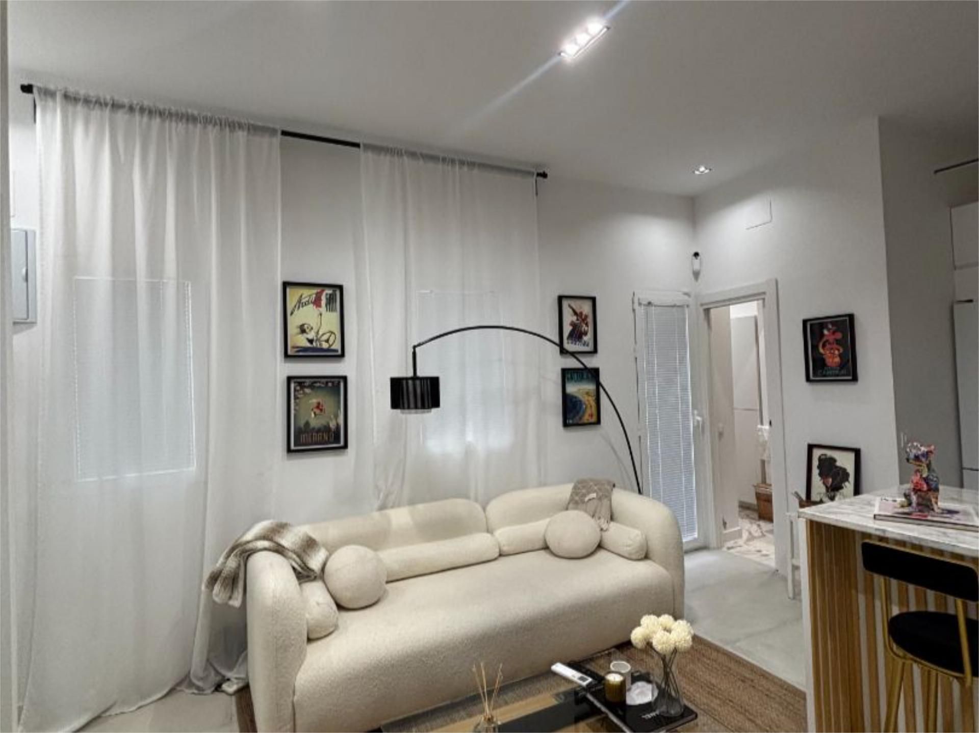 Living room of Flat for sale in  Madrid Capital  with Air Conditioner, Heating and Furnished