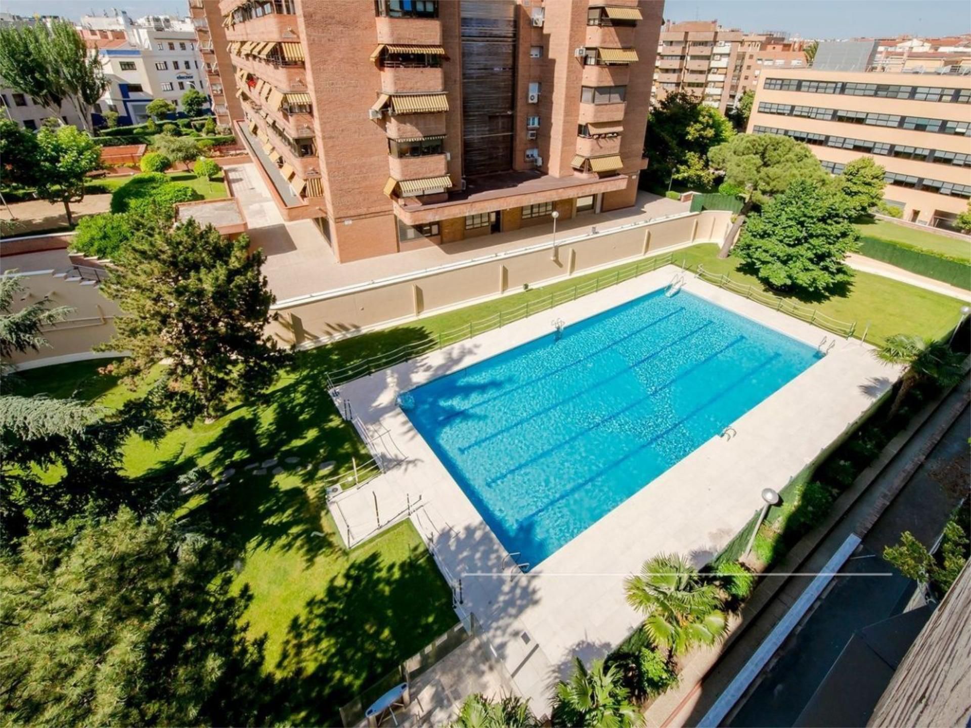 Swimming pool of Flat for sale in  Madrid Capital  with Air Conditioner, Heating and Private garden