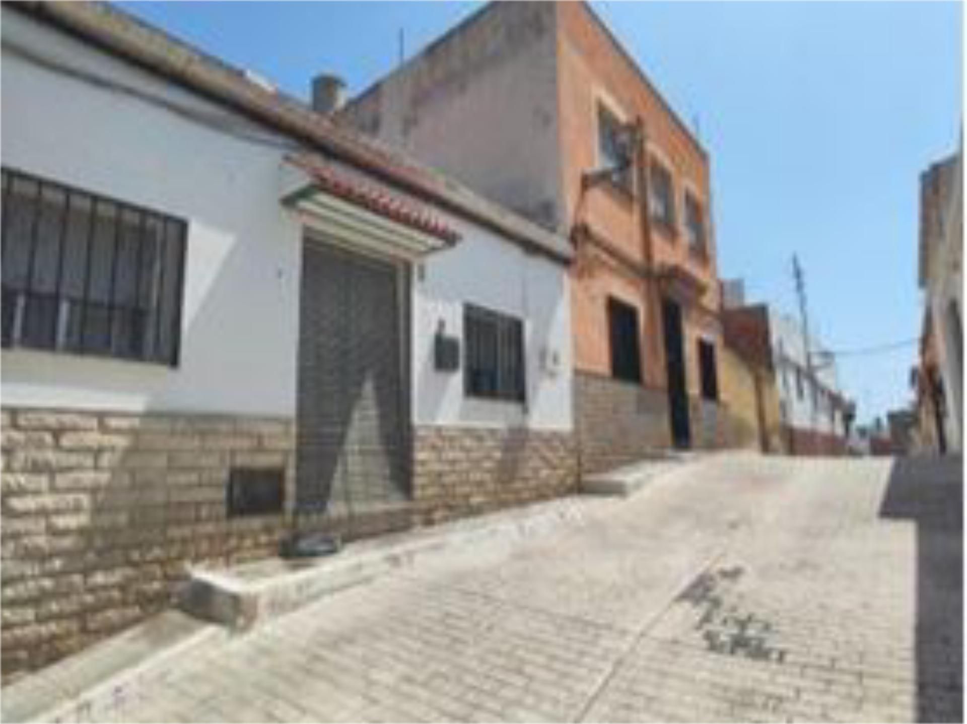 Vista exterior de Casa adosada en venda en La Vall d'Uixó amb Terrassa