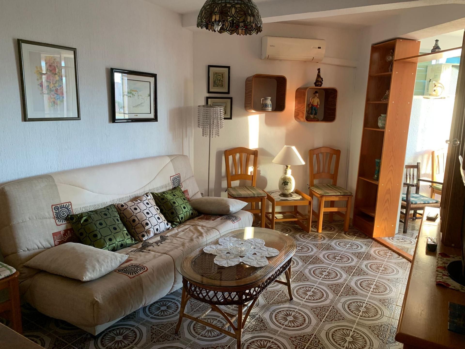 Living room of Flat to rent in Benidorm  with Air Conditioner, Private garden and Parquet flooring