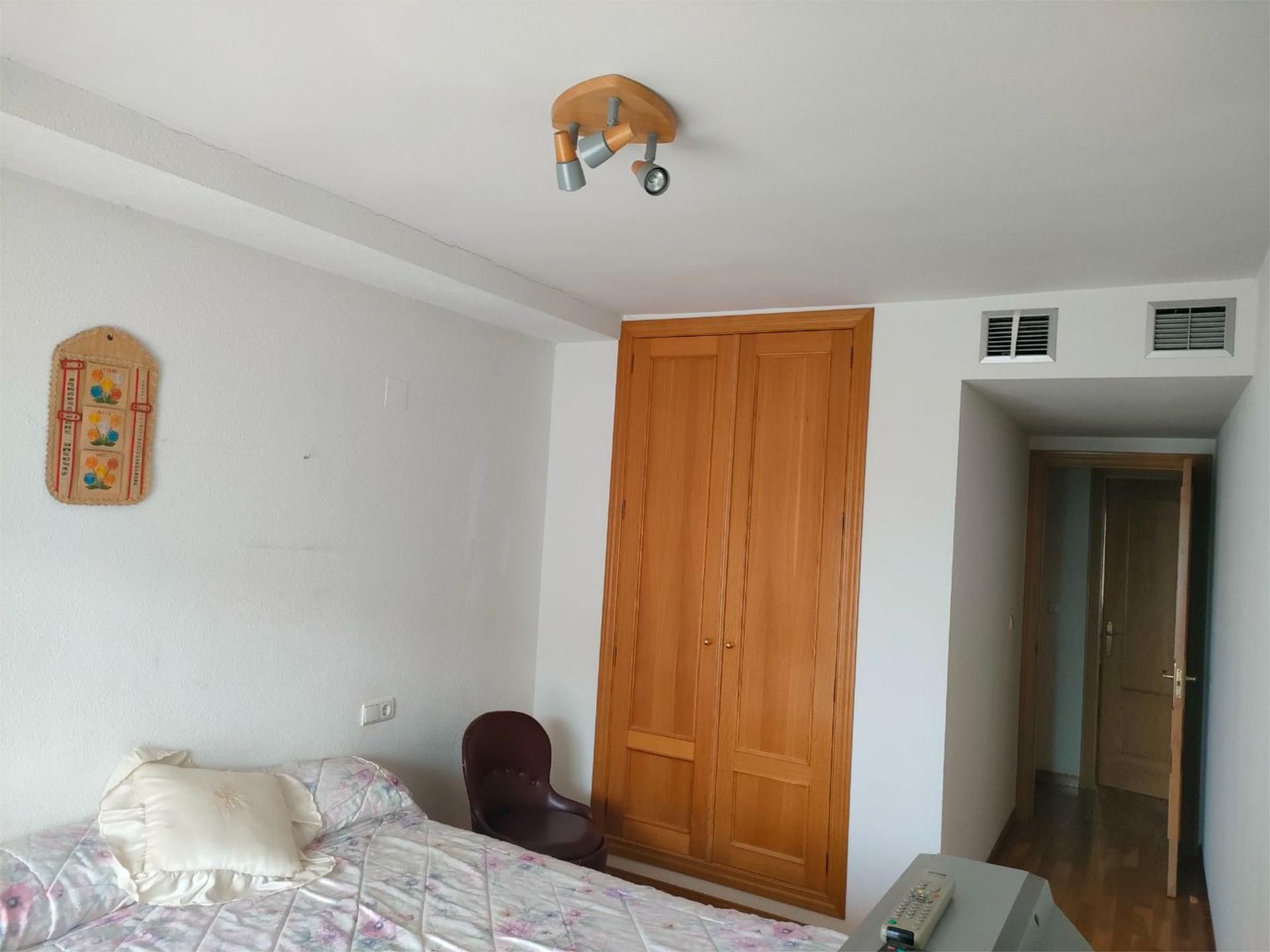 Bedroom of Flat to rent in  Zaragoza Capital  with Air Conditioner, Heating and Parquet flooring