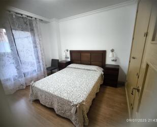 Dormitori de Apartament de lloguer en León Capital  amb Aire condicionat, Calefacció i Jardí privat