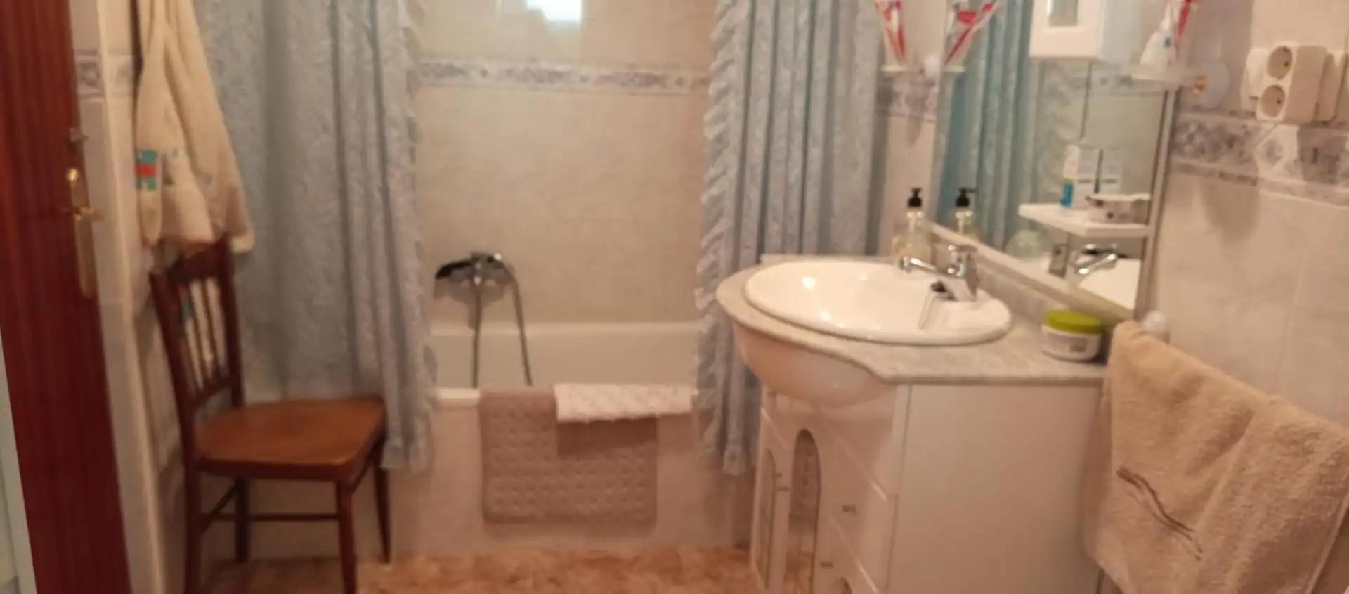Baño de Planta baja en venta en Benamaurel con Calefacción, Terraza y Amueblado