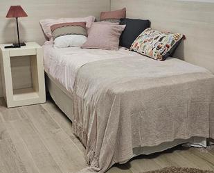 Bedroom of Planta baja to share in Pozuelo de Alarcón  with Heating, Private garden and Parquet flooring