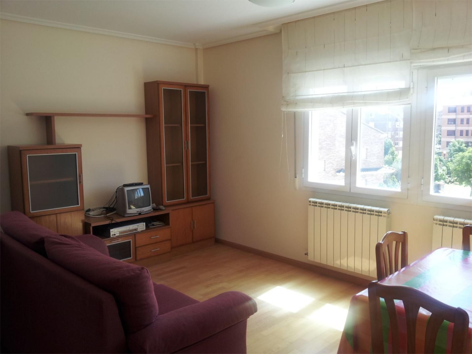 Sala d'estar de Apartament de lloguer en Soria Capital  amb Calefacció, Jardí privat i Parquet