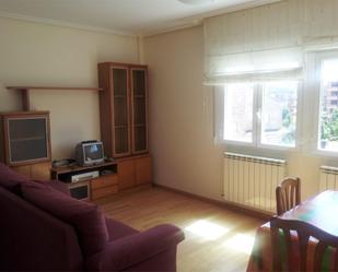 Wohnzimmer von Wohnungen miete in Soria Capital  mit Heizung, Privatgarten und Parkett
