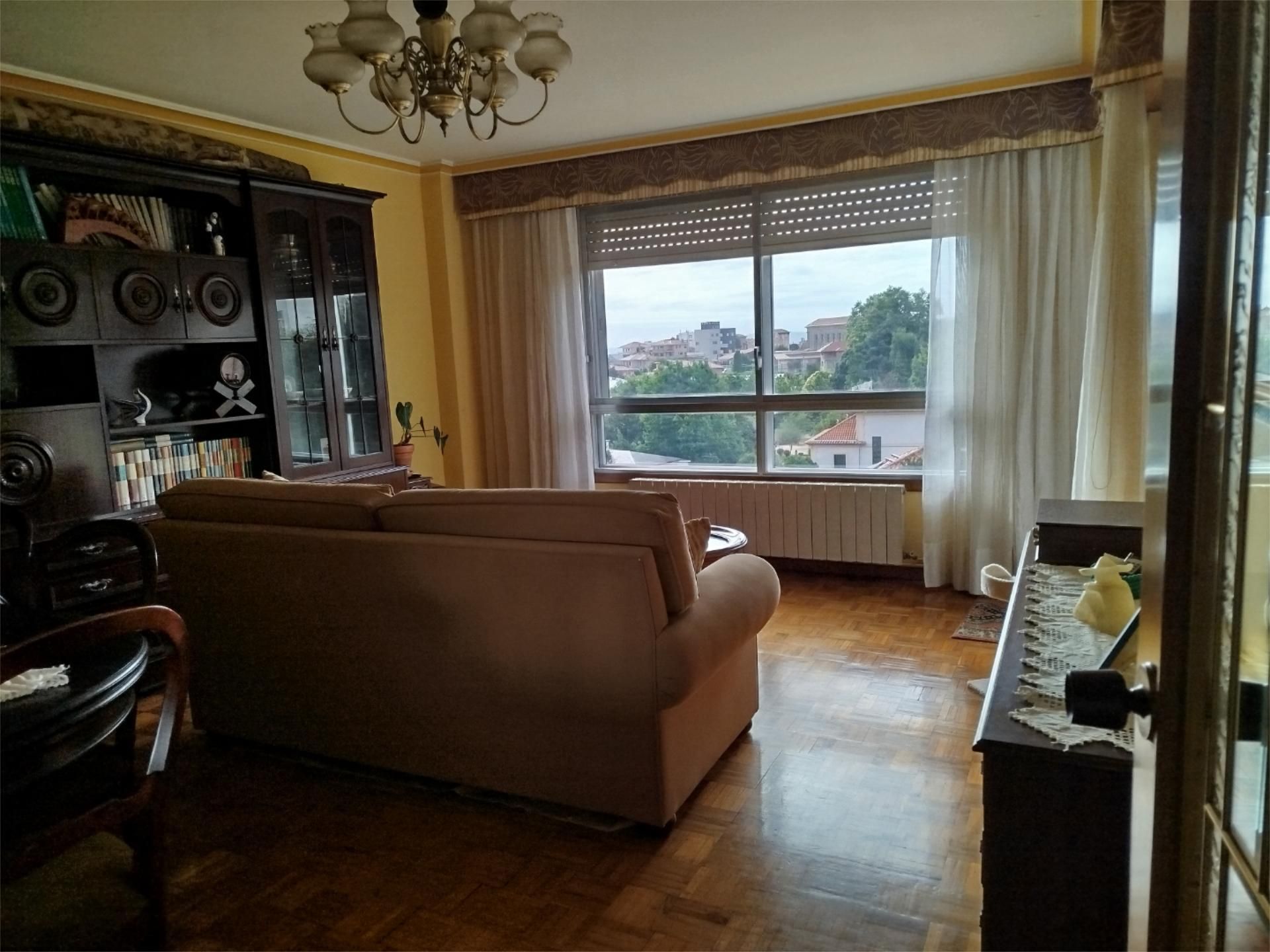 Sala d'estar de Pis en venda en Vigo  amb Terrassa i Balcó