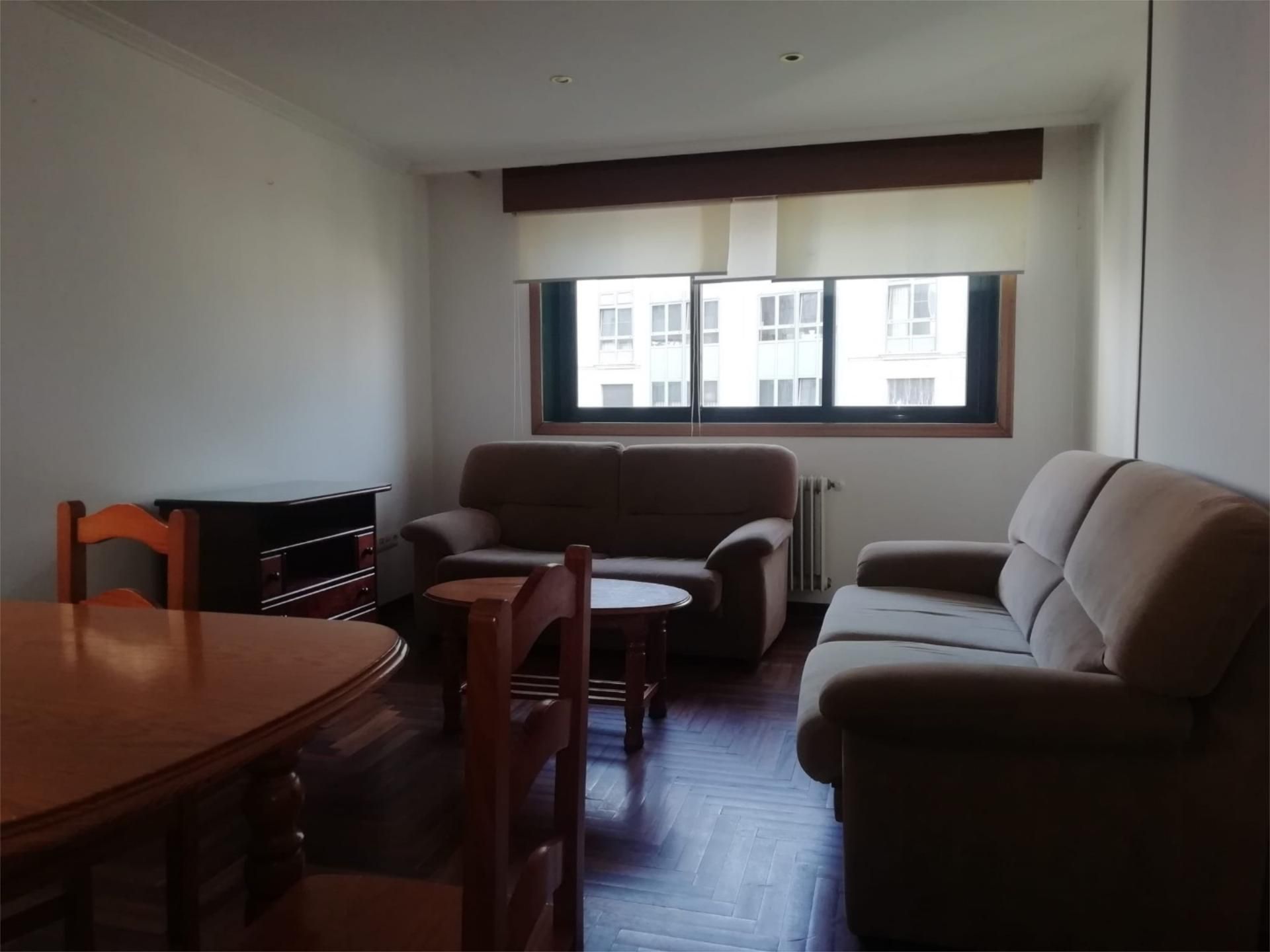 Sala d'estar de Pis de lloguer en Vigo  amb Calefacció, Parquet i Moblat