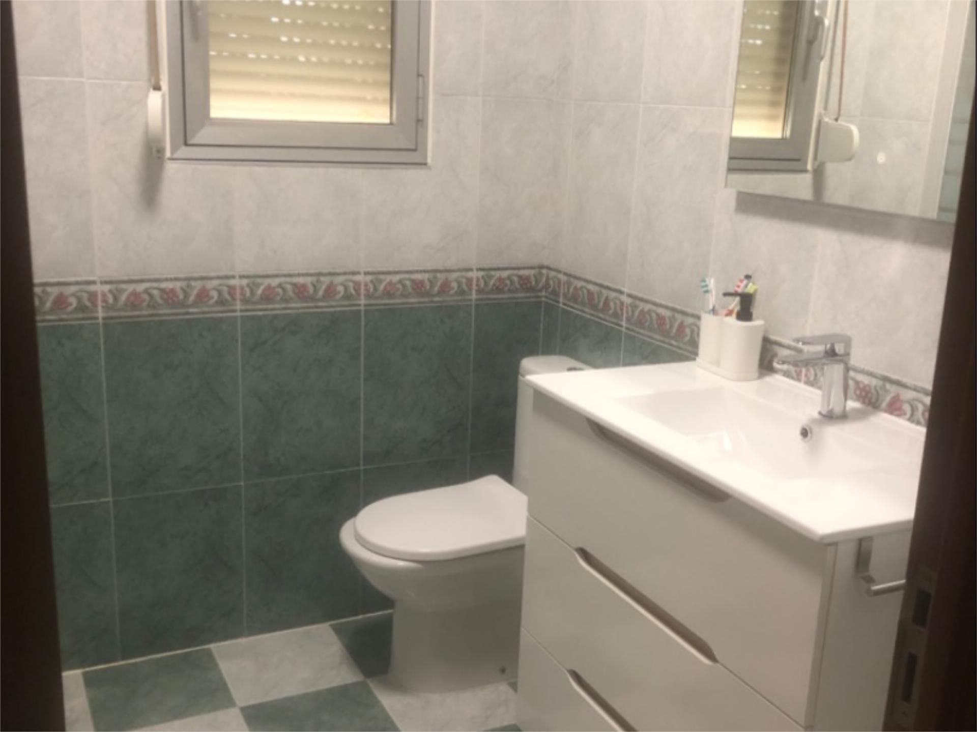 Bathroom of Flat to rent in Zamora Capital   with Heating, Parquet flooring and Terrace
