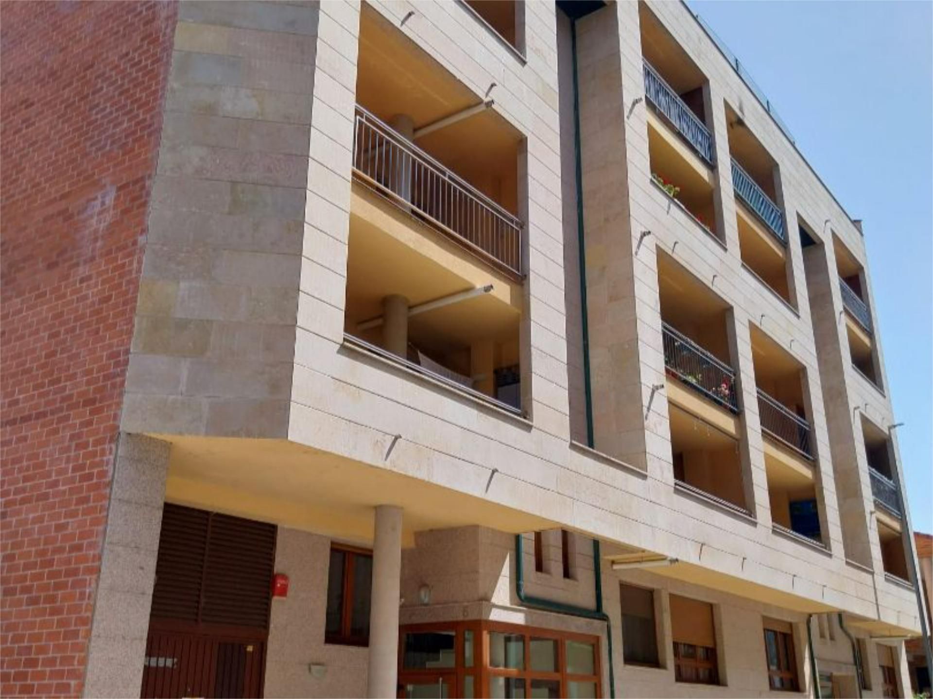 Exterior view of Flat for sale in Valencia de Don Juan  with Terrace, Swimming Pool and Balcony