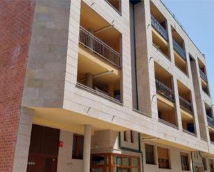 Exterior view of Flat for sale in Valencia de Don Juan  with Terrace, Swimming Pool and Balcony