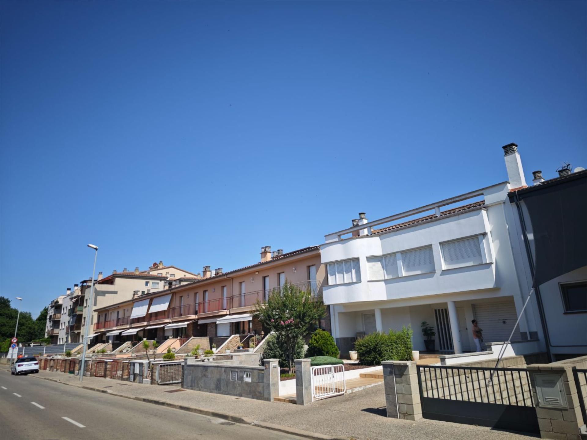 Vista exterior de Casa adosada en venda en Girona Capital amb Aire condicionat, Calefacció i Jardí privat
