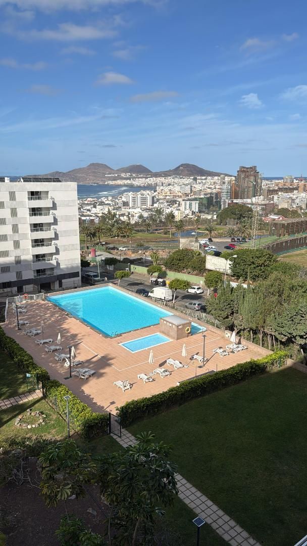 Piscina de Pis de lloguer en Las Palmas de Gran Canaria amb Aire condicionat i Piscina