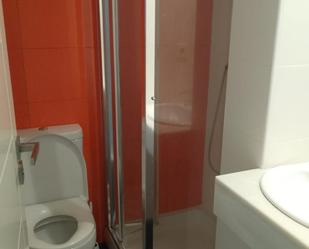 Pis de lloguer a Avenida del Puerto, 3, Puerto de Estepona Bany de Pis de lloguer en Estepona amb Aire condicionat, Calefacció i Jardí privat