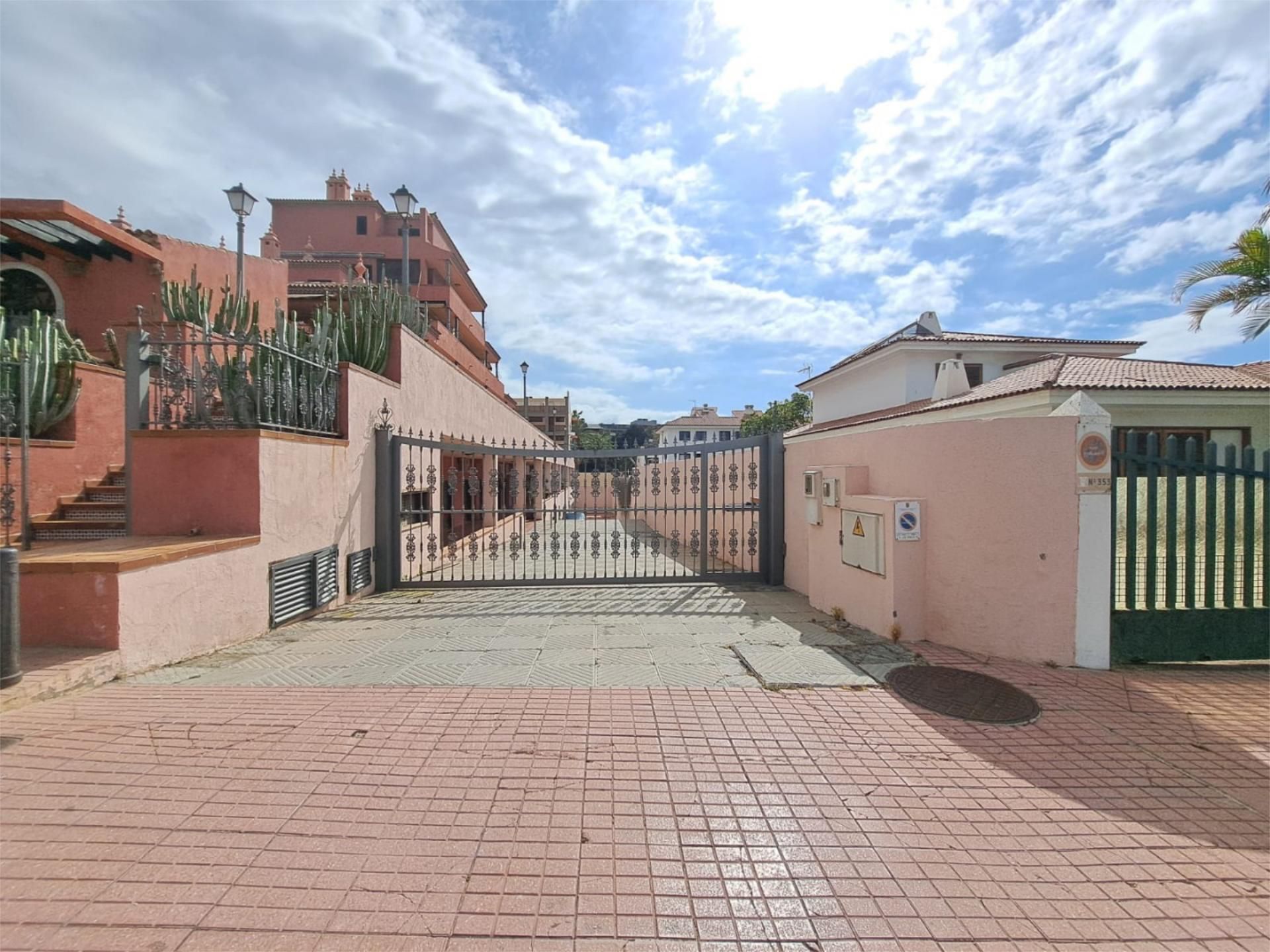 Exterior view of Garage for sale in Puerto de la Cruz